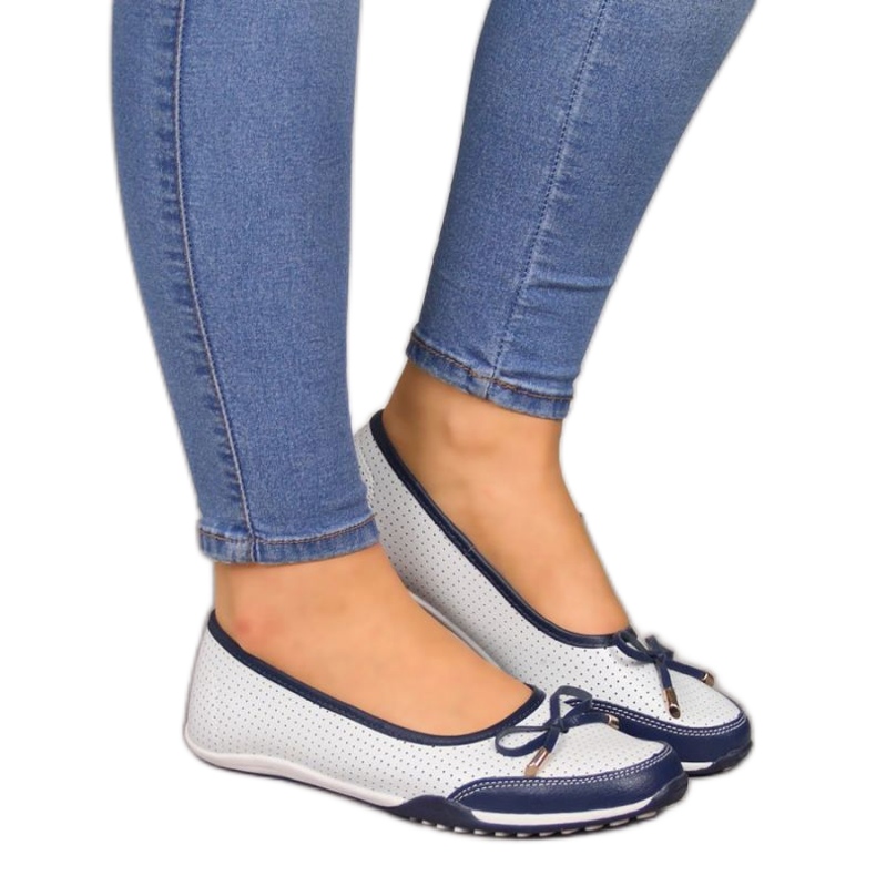 Dámské bílé kožené prolamované baleríny eVento