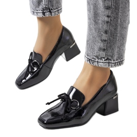 Černé lakované boty na vysokém podpatku značky Monisha černá