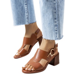 Hnědé sandály na sloupku Lamia hnědý Hnědé sandály na sloupku Lamia hnědý