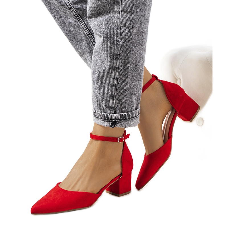 Červené lodičky na sloupku Annely