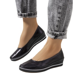 Černé lesklé tenisky na klínku Weide černý