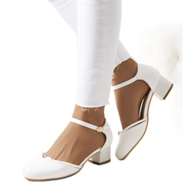 Bílé lodičky na nízkém sloupku od Lynden bílý