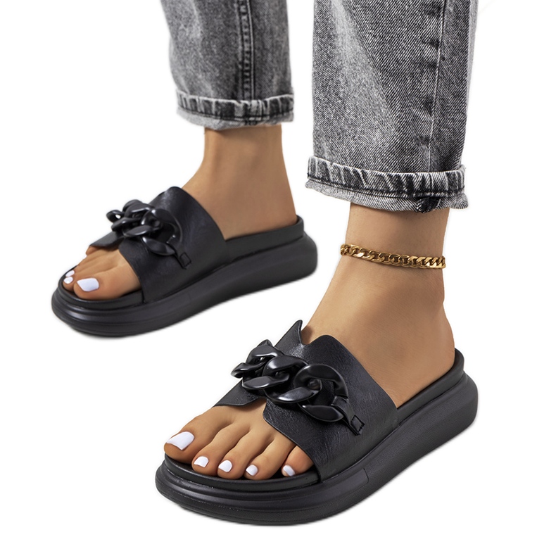 Černé pantofle s řetízkem Levy černá