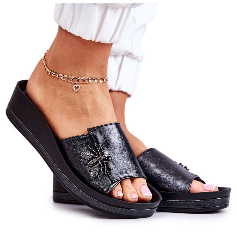 Vinceza Módní dámské pantofle s ozdobou černé dírky černá