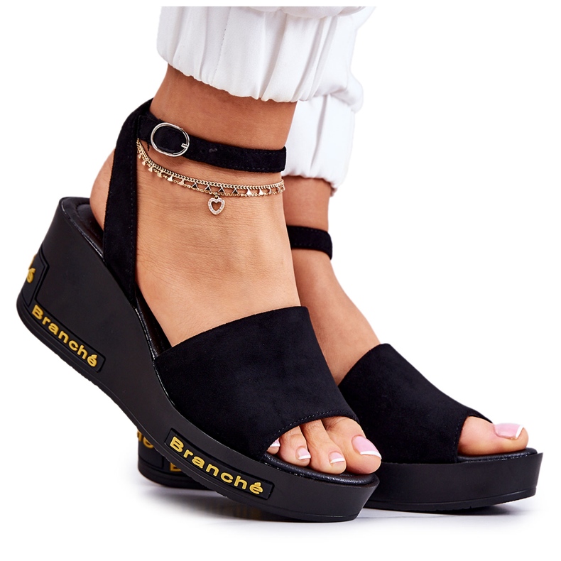 Vinceza Dámské semišové sandály na klínu černá Cortena