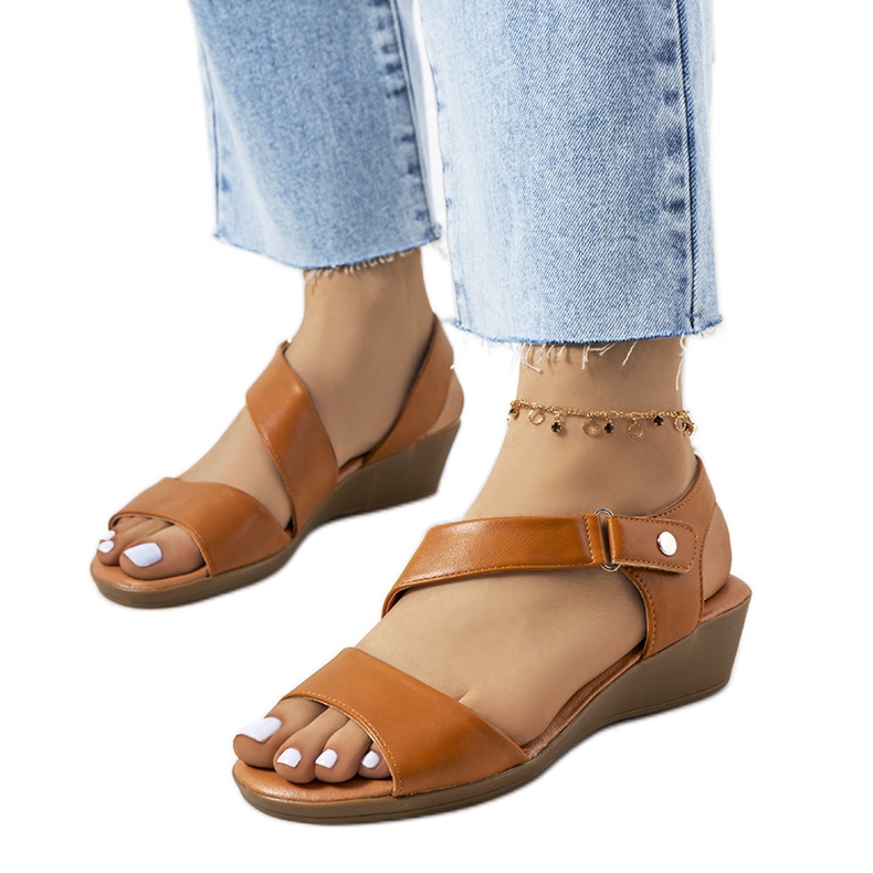 Hnědé sandály na klínku značky Souttar hnědý Hnědé sandály na klínku značky Souttar hnědý