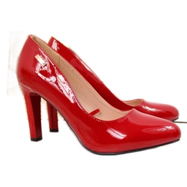 Červené lodičky lakované na sloupku Sergio Leone