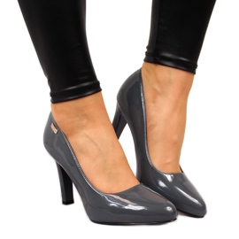 Lodičky lakované na šedém sloupku Sergio Leone šedá