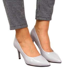 Lodičky na šedém lakovaném podpatku Juma šedá Lodičky na šedém lakovaném podpatku Juma šedá