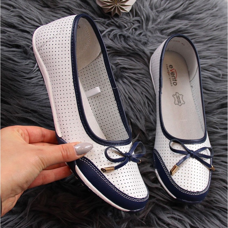 Dámské bílé prolamované kožené baleríny eVento