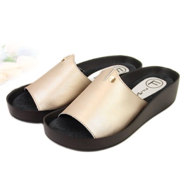 Dámské zlaté kožené pantofle Filippo na platformě zlatý