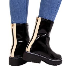 S.Barski Černé lakované kozačky značky S. Barski černý