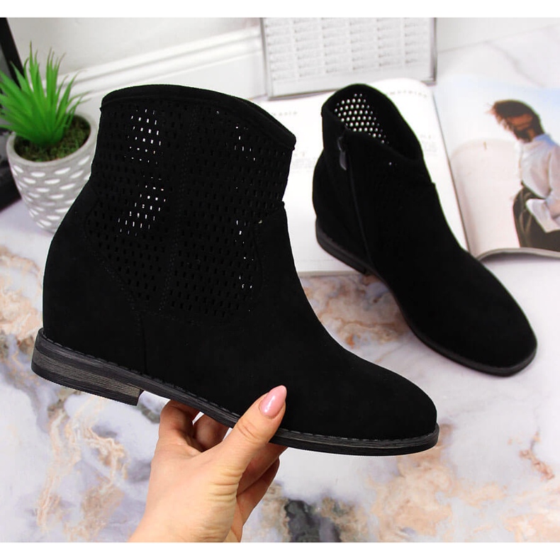 S.Barski Černé dámské prolamované kozačky na klínku značky S. Barski černá