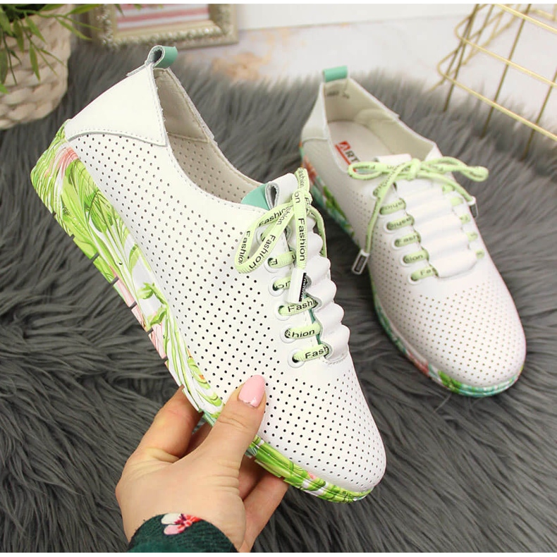 Dámské bílé kožené prolamované boty s klínkem Artiker