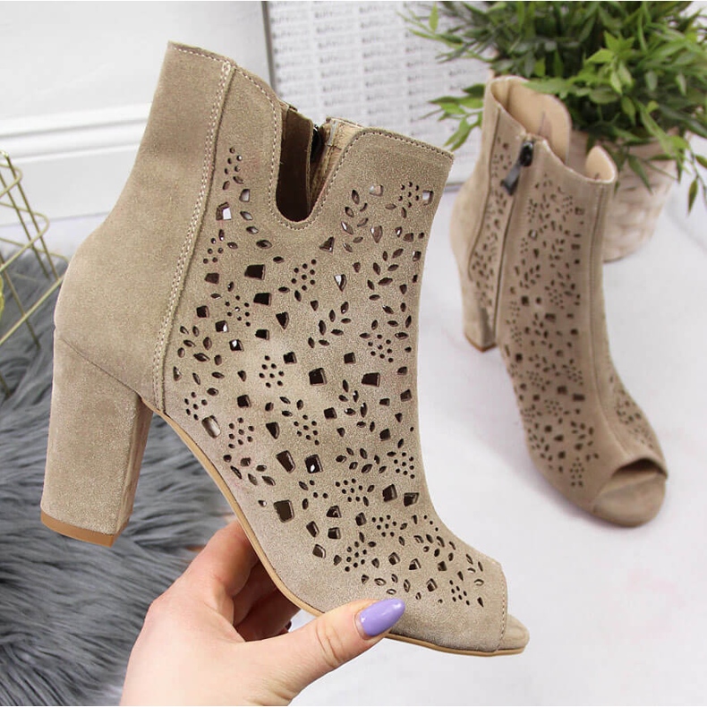 Dámské prolamované kožené boty na sloupku Juma beige