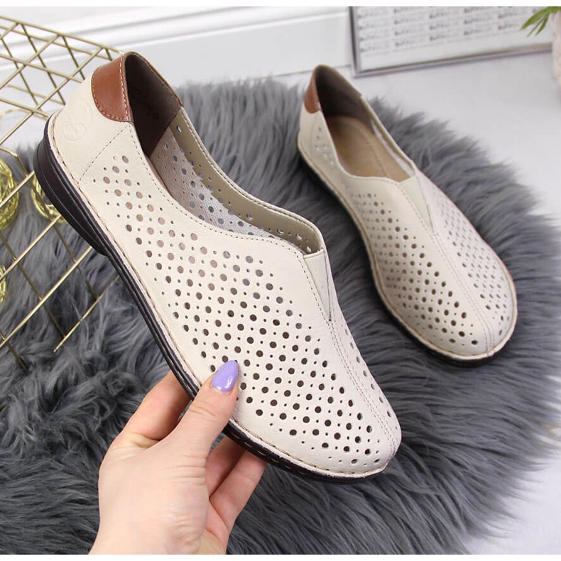 Dámské béžové prolamované kožené boty Rieker 48457 béžový