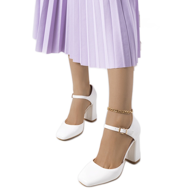 Bílé lodičky na sloupku Clement bílý