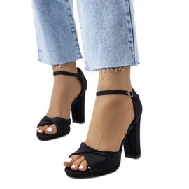 Černé sandály na sloupku Larana černá