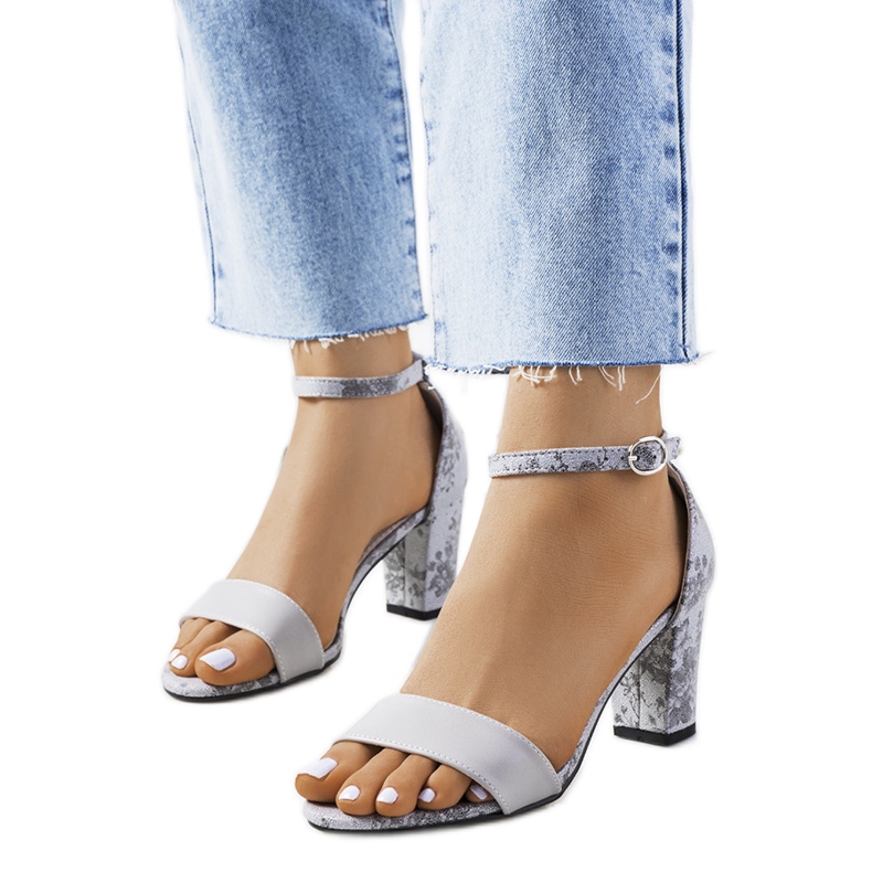 Šedé sandály na raglandovém sloupku šedá