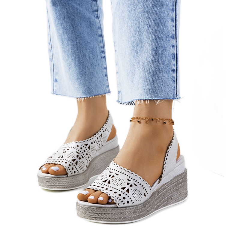 Stříbrné prolamované sandály na biblickém klínovém podpatku stříbrný