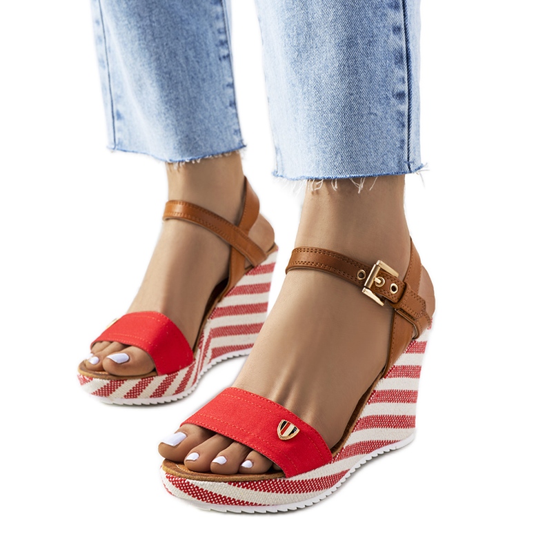 Červené espadrilky na patrovém klínu hnědý Červené espadrilky na patrovém klínu hnědý