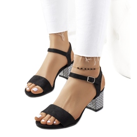 Černé sandály na sloupku Jimenez bílý černý