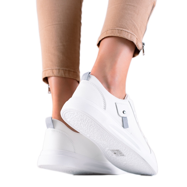 Bílé sportovní tenisky bílý