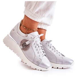 Kožená sportovní obuv na klínku Maciejka 05492-11 Stříbrná stříbrný Kožená sportovní obuv na klínku Maciejka 05492-11 Stříbrná stříbrný