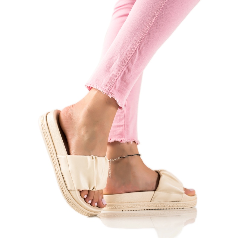 SHELOVET Béžové pantofle na platformě béžový