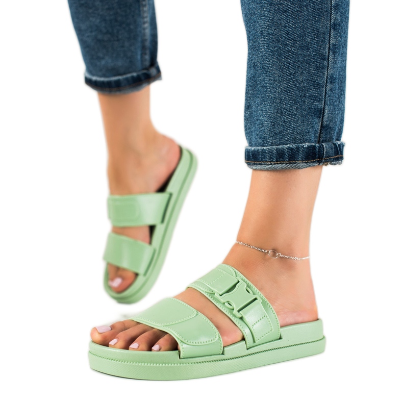 SHELOVET Zelené pantofle s přezkou zelená