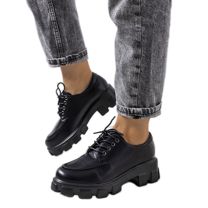 Černé boty na podrážce traktoru Feline černá