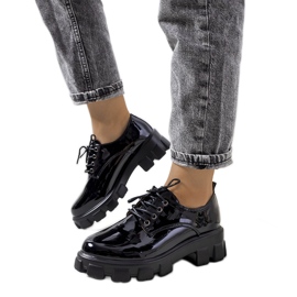 Černé lakované boty na traktorové podrážce Wind černý