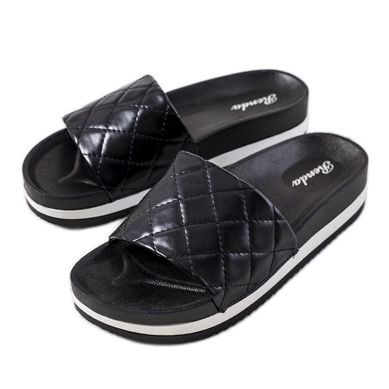 Černé prošívané pantofle Hassell černá