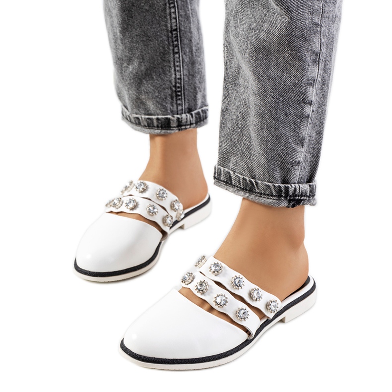 Bílé pantofle zdobené cvočky Asselt bílý