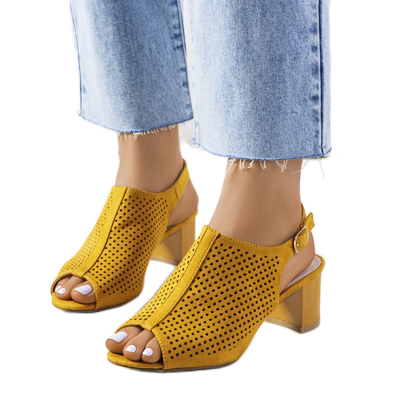 Žluté prolamované sandály na sloupku Belinda žlutá