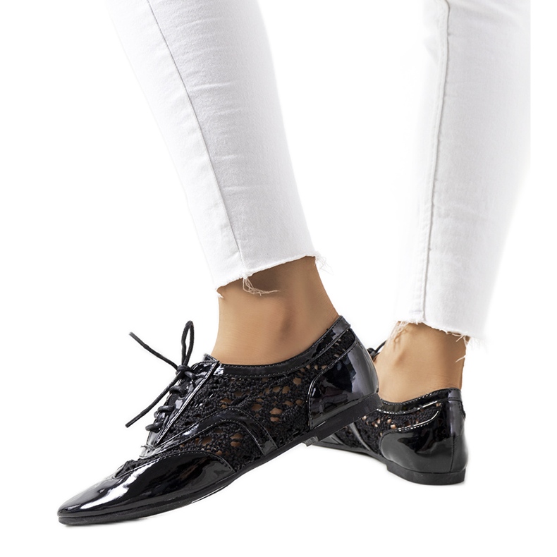 Černé lakované boty značky Brett černá