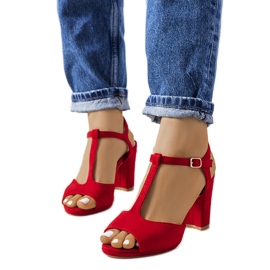 Červené lodičky na Harveyho postu červený