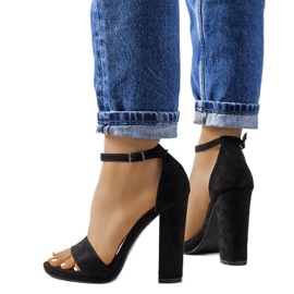 Černé sandály na sloupku Karida černý