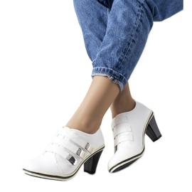 Bílé boty na sloupku Payla bílý Bílé boty na sloupku Payla bílý