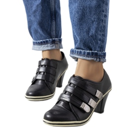 Černé brogy na postu Payla černý