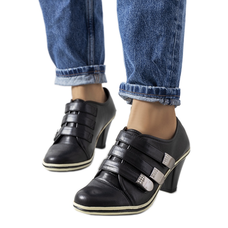 Černé brogy na postu Payla černá