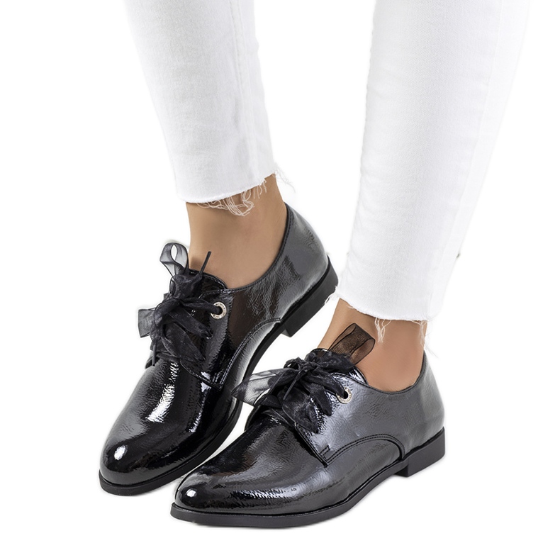 Černé lakované boty značky Swisher černá