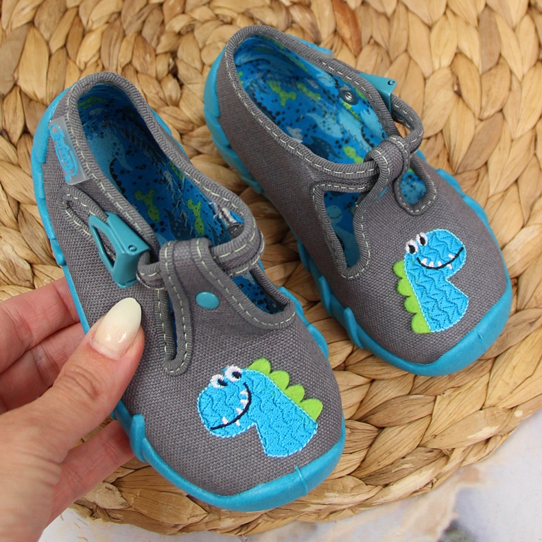 Přezka chlapeckých pantoflí s šedým dinosaurem Befado šedá