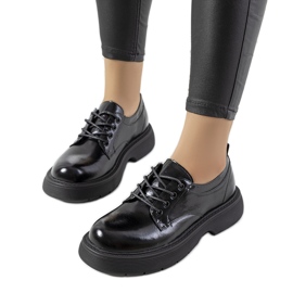 Černé šněrování na platformě Henris černá