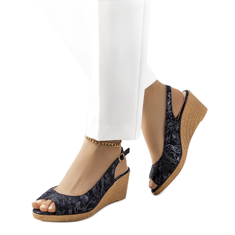 Černé sandály na klínku Beldesa černá