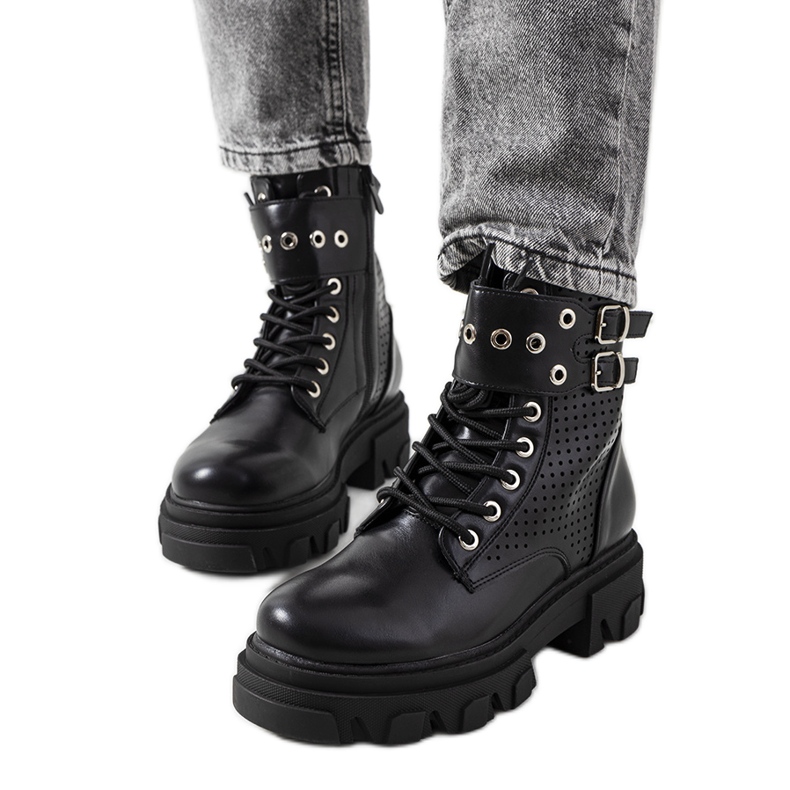 Černé kotníkové boty s traperovou podrážkou od Rubeo černá Černé kotníkové boty s traperovou podrážkou od Rubeo černá