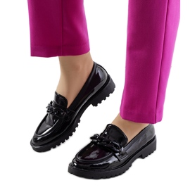 Černé lakované boty značky Zezag černý