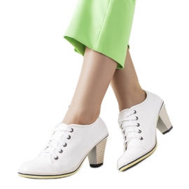 Bílé brogy na belisle postu bílý