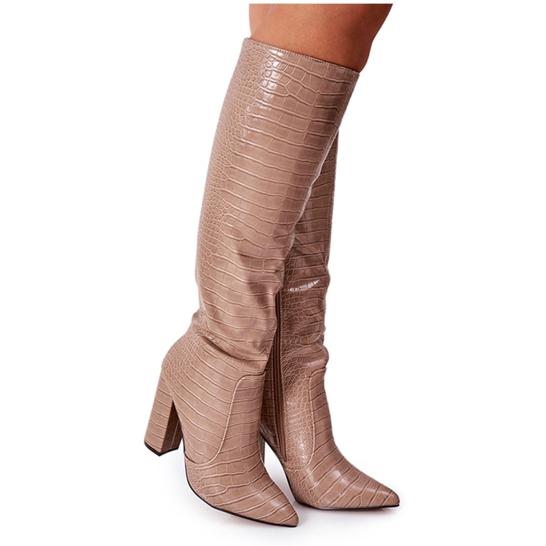 Módní tmavě béžové stálé boty na baru béžový