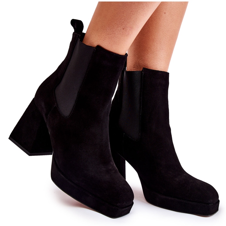 Semišové boty na robustním podpatku Laura Messi 2519 černá